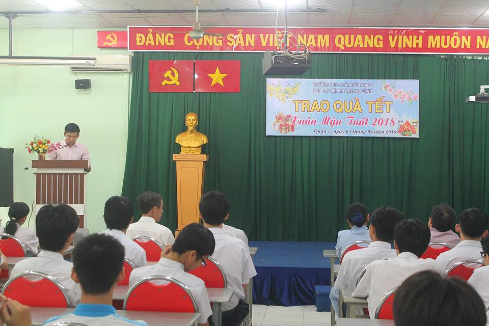 Hội Cha mẹ học sinh tặng quà tết cho học sinh ngoan-nghèo năm 2018